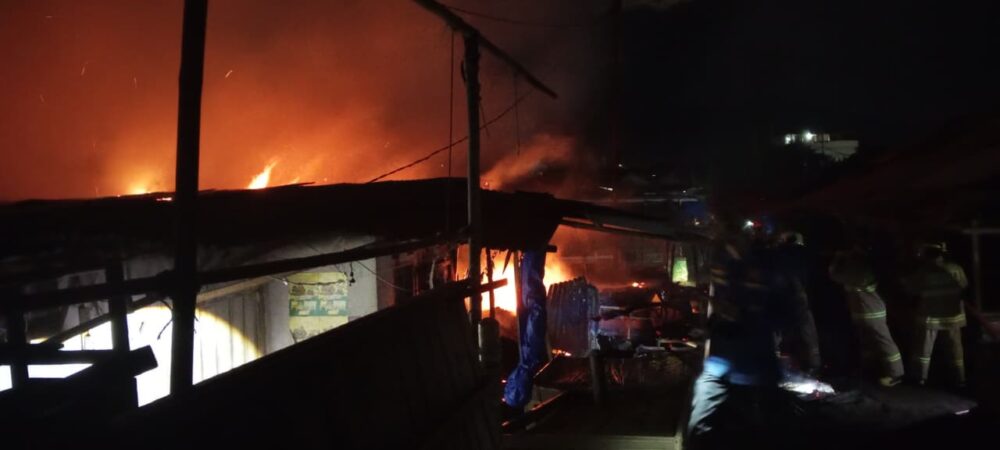 Kebakaran Hebat Landa Pasar Tempel Jembatan Merah Cimeng, Teluk Betung, Dua Mobil Damkar Diterjunkan