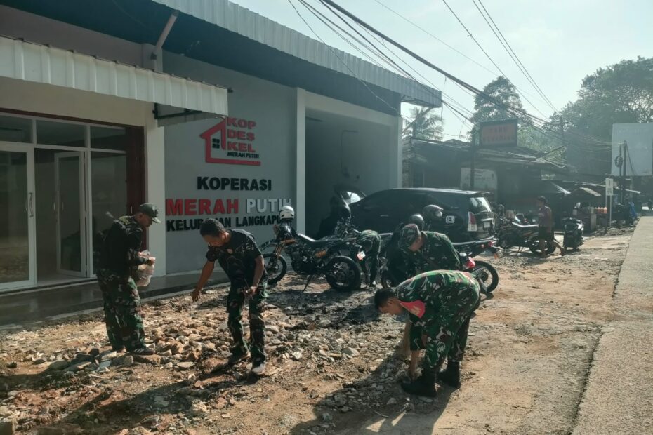 Babinsa Langkapura Sertu Rikman Pimpin Karya Bakti, Koramil 410-05/TKP Bersihkan KDKMP Bandar Lampung