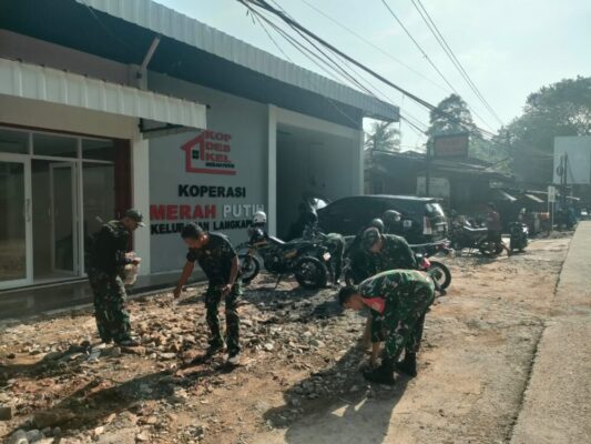 Babinsa Langkapura Sertu Rikman Pimpin Karya Bakti, Koramil 410-05/TKP Bersihkan KDKMP Bandar Lampung
