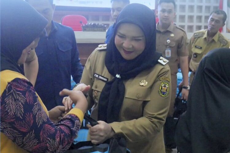 Wali Kota Eva Dwiana Serahkan Bantuan Telur untuk Cegah Stunting di Bandar Lampung
