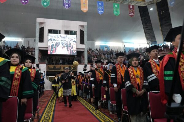 Unila Wisuda 966 Mahasiswa, Rektor Lusmeilia: Saatnya Lulusan Berkontribusi untuk Bangsa