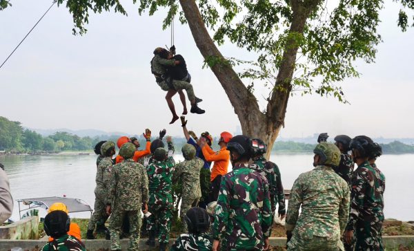 TNI dan Malaysia Perkuat Kesiapsiagaan Bencana, Latgabma Malindo Darsasa 12 AB/2026 Resmi Ditutup di Lampung