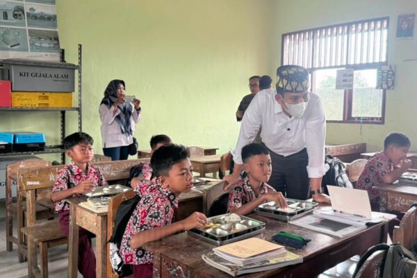 Bupati Egi dan Kajati Lampung Tinjau MBG di Natar, Pastikan Seluruh Proses Sesuai SOP