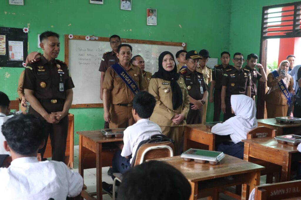 Wali Kota Eva Dwiana Dampingi Kajati Lampung Tinjau Program MBG, Pastikan Makanan Bergizi dan Berkualitas