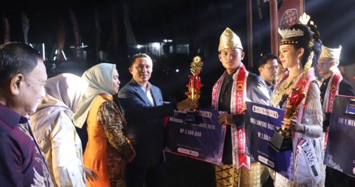 Ribuan Warga Padati Malam Penobatan Muli Mekhanai Lampung Barat 2026, Parosil: Jadilah Duta Budaya dan Pariwisata