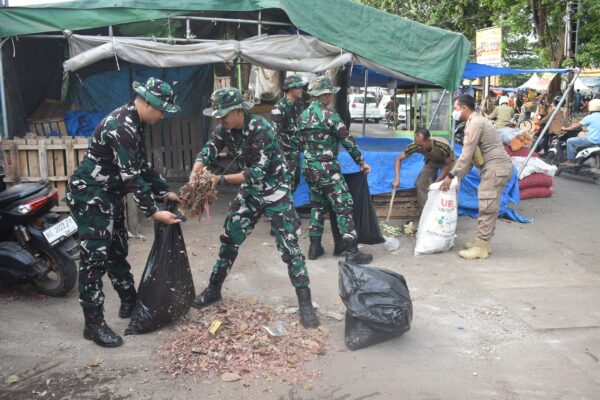 Danrem 043/Gatam Pimpin Aksi Bersih Pasar Cendrawasih Metro, Wujud Pengabdian TNI Sambut HUT Ke-1 Kodam XXI/Radin Inten