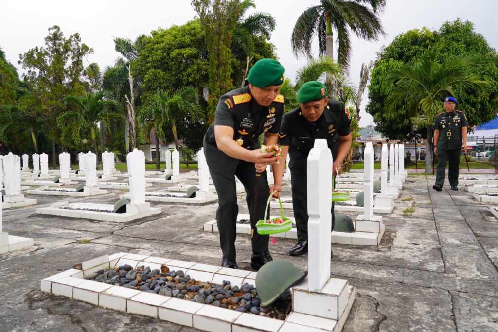 HUT ke-1 Kodam XXI/Radin Inten, Danrem 043/Gatam Ikuti Ziarah dan Bakti Kesehatan