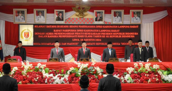 Lampung Barat – DPRD Kabupaten Lampung Barat menggelar Rapat Paripurna Masa Persidangan ke-III Tahun Sidang 2025/2026 dengan agenda mendengarkan Pidato Kenegaraan Presiden Republik Indonesia dalam rangka memperingati Hari Ulang Tahun ke-81 Kemerdekaan Republik Indonesia. Rapat paripurna dipimpin oleh Ketua DPRD Kabupaten Lampung Barat Edi Novial, S.Kom dan dihadiri Bupati Lampung Barat, Wakil Ketua dan Anggota DPRD, unsur Forkopimda, kepala instansi vertikal, Sekretaris Daerah, para kepala perangkat daerah, camat, serta tamu undangan lainnya. Dalam pidato kenegaraan yang disampaikan Presiden Republik Indonesia, disampaikan sejumlah pesan penting mengenai semangat perjuangan, persatuan, pembangunan, serta komitmen bersama dalam mewujudkan Indonesia yang semakin kuat dan sejahtera. Menanggapi pesan tersebut, Ketua DPRD Kabupaten Lampung Barat, Edi Novial, S.Kom, mengatakan bahwa momentum kemerdekaan harus menjadi pengingat bagi seluruh elemen masyarakat untuk meneruskan perjuangan para pahlawan melalui pelaksanaan tugas dan kontribusi nyata dalam pembangunan. “Semangat perjuangan para pahlawan harus terus kita hidupkan dalam menjalankan tugas dan fungsi kita masing-masing, terutama melalui kontribusi nyata dalam mengisi pembangunan Indonesia dan Kabupaten Lampung Barat yang kita cintai,” ujar Edi. Menurutnya, perjuangan mengisi kemerdekaan pada masa kini tidak lagi dilakukan melalui medan perang, melainkan melalui kerja nyata, pengabdian, serta pembangunan yang memberikan manfaat bagi masyarakat. Ia juga menekankan pentingnya pembangunan yang dilaksanakan dengan semangat kebersamaan serta mengedepankan kepentingan masyarakat. Kemajuan daerah, kata dia, membutuhkan sinergi seluruh pihak tanpa membedakan kepentingan pribadi maupun kelompok. “Kemakmuran berdasarkan keadilan dan Ketuhanan Yang Maha Esa harus terus kita perjuangkan melalui pembangunan yang mengedepankan kepentingan bersama, tanpa kepentingan pribadi maupun golongan,” tegasnya. Rapat paripurna tersebut sekaligus menjadi momentum untuk memperkuat semangat persatuan dan kesatuan dalam mengisi kemerdekaan. DPRD Kabupaten Lampung Barat berkomitmen terus menjalankan tugas dan fungsinya serta membangun sinergi bersama Pemerintah Daerah dan seluruh pemangku kepentingan dalam mendorong pembangunan daerah. Semangat Proklamasi 17 Agustus 1945 diharapkan terus menjadi inspirasi bagi seluruh masyarakat Lampung Barat untuk menjaga persatuan, meningkatkan rasa cinta terhadap tanah air, serta bersama-sama mewujudkan pembangunan yang berkeadilan dan berkelanjutan.