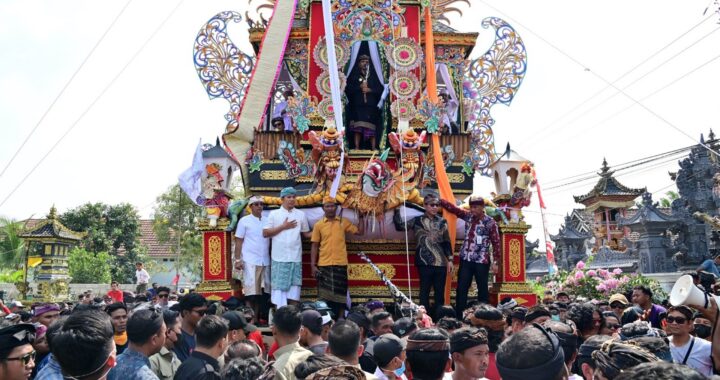 Diarak di Atas Bade 24 Meter, Bupati Egi Targetkan Balinuraga Jadi Desa Wisata Budaya 2027