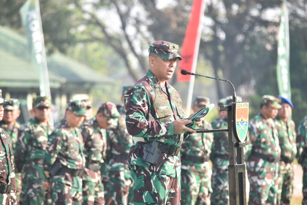 Danrem 043/Gatam Kobarkan Semangat Kontingen Balakrem dan Yonif 143/TWEJ di Pembukaan Lomba Binsat HUT Ke-1 Kodam XXI/Radin Inten