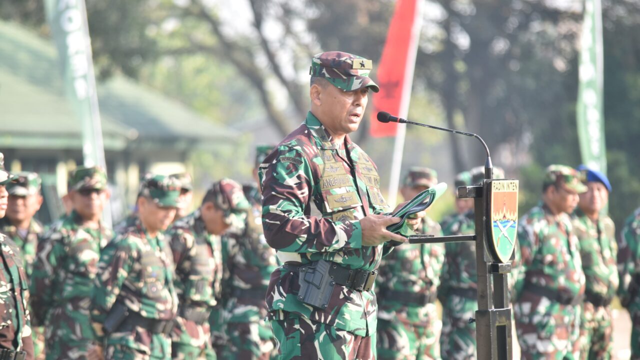 Danrem 043/Gatam Kobarkan Semangat Kontingen Balakrem dan Yonif 143/TWEJ di Pembukaan Lomba Binsat HUT Ke-1 Kodam XXI/Radin Inten