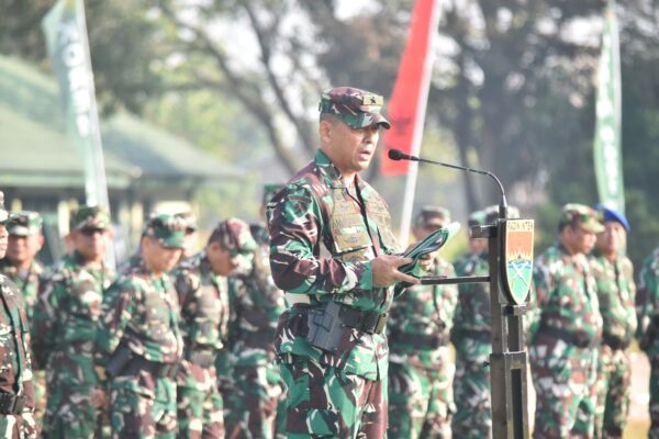 Danrem 043/Gatam Kobarkan Semangat Kontingen Balakrem dan Yonif 143/TWEJ di Pembukaan Lomba Binsat HUT Ke-1 Kodam XXI/Radin Inten