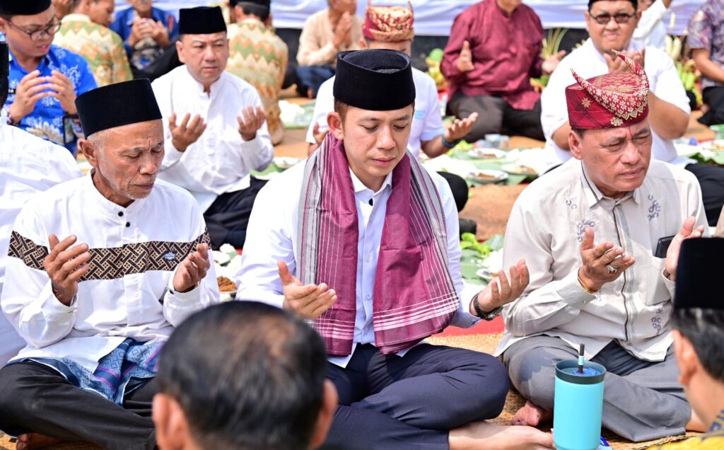Hujan Tak Surutkan Semangat Warga, Bupati Radityo Egi Hadiri Tradisi Sedekah Bumi 206 Tahun di Sumur Kumbang