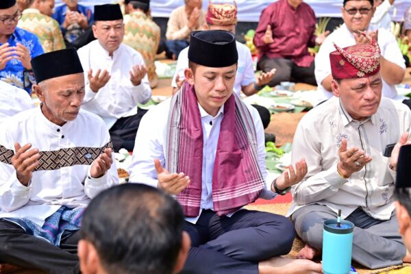 Hujan Tak Surutkan Semangat Warga, Bupati Radityo Egi Hadiri Tradisi Sedekah Bumi 206 Tahun di Sumur Kumbang