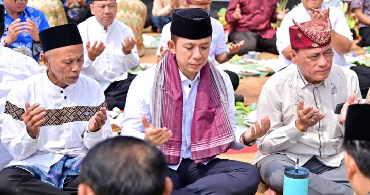 Hujan Tak Surutkan Semangat Warga, Bupati Radityo Egi Hadiri Tradisi Sedekah Bumi 206 Tahun di Sumur Kumbang